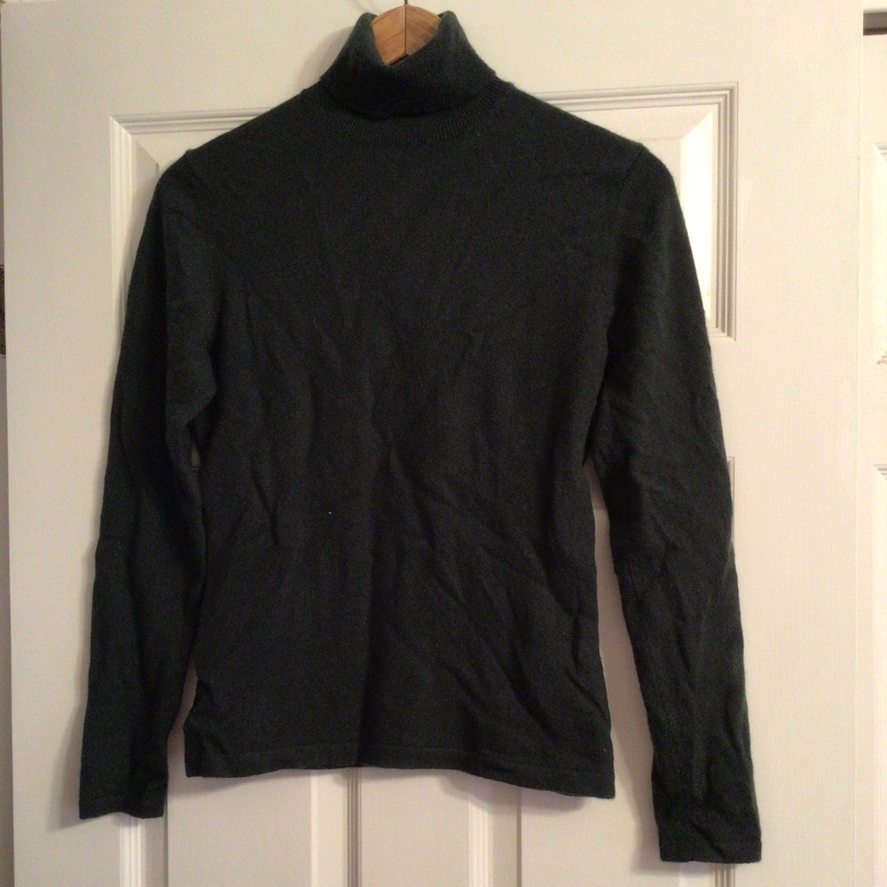 TSE 100% cashmere turtleneck sweater tag is broken says M but S is a better fit